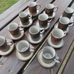 VINTAGE - Service complet à  café de 12 tasses & sous-tasses en grès émaillé - (années 60-70 )