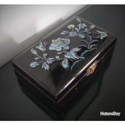 Boite à bijoux chinoise laquée noire au motif floral nacré et