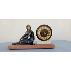 Horloge pendule Menneville art déco vers 1924 femme assise sur socle marbre
