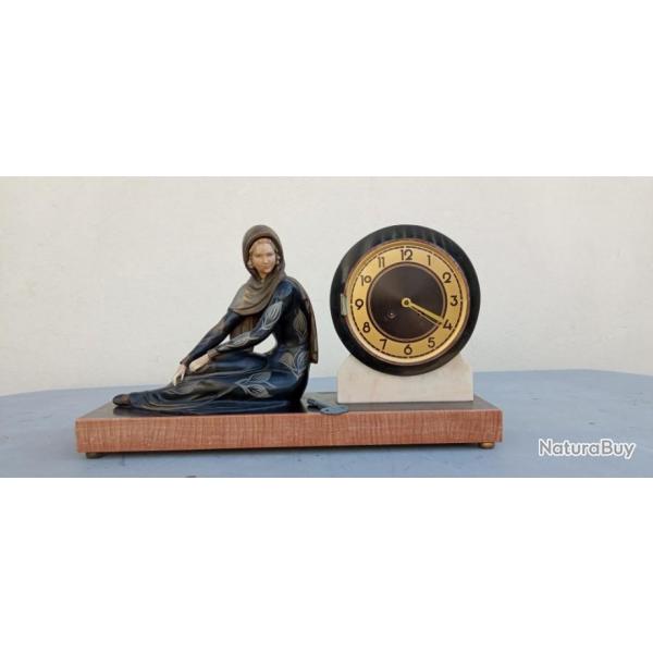 Horloge pendule Menneville art dco vers 1924 femme assise sur socle marbre