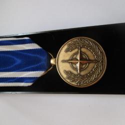 Médaille OTAN dans coffret plastique  .