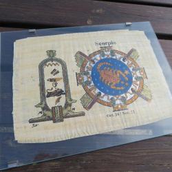 VINTAGE - Véritable papyrus égyptiens peint a la main sous verre signe zodiacal du Scorpion (XXé)