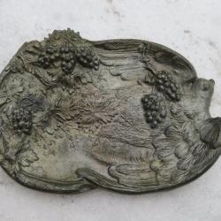 VINTAGE - Petit vide poche en étain a décor de feuille de vigne et grappe de raisin & Colombe (XXé)