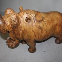 Hippopotame en bois clair sculpté