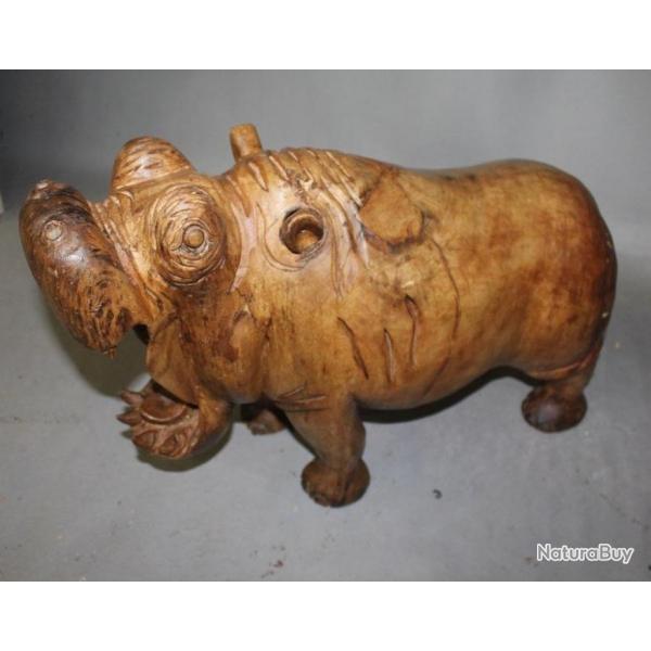 Hippopotame en bois clair sculpt