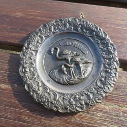 VINTAGE - Petite assiette décorative a accrocher en métal, à décor de flamand Rose - MELI  (XXé)