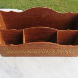 VINTAGE - Range-courrier en bois 4 logements, décor en laiton stylisée - MADE IN INDIA (XXé)(N°2)