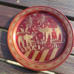 VINTAGE - Plat rond en cuivre ciselé a décor de paysage oriental avec palmier, dromadaires...(XXé)