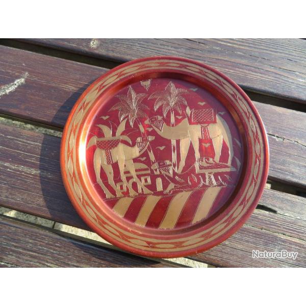 VINTAGE - Plat rond en cuivre cisel a dcor de paysage oriental avec palmier, dromadaires...(XX)