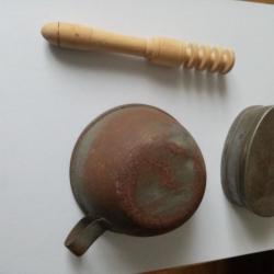 Lot de 3 objets WW1 : Cousette de poilu en buis, Boite a graisse pour Lebel et quart de Poilu