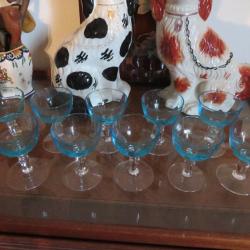 VINTAGE - RARE ancienne série de 10 verres sur pied de couleur bleu Opalescent (XXé)