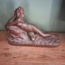 Très belle Sculpture Art Déco Sujet   " femme sur  rocher "   1930 - 1940  elle est en très bon état