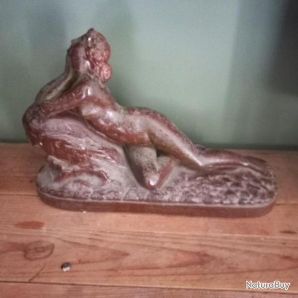Trs belle Sculpture Art Dco Sujet   " femme sur  rocher "   1930 - 1940  elle est en trs bon tat