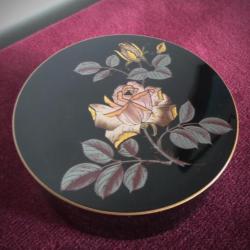 Boite ronde laquée noire avec ses 6 dessous de verre, motif floral laqué made in Japon