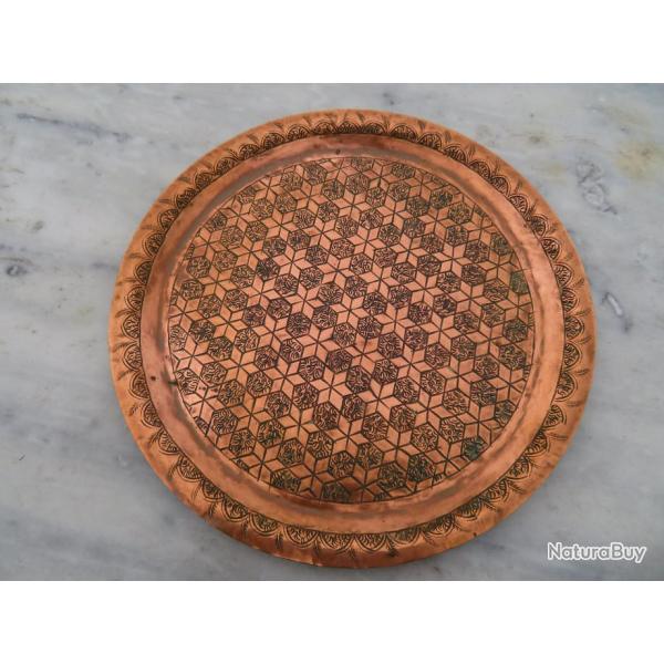 VINTAGE -  Ancien plateau rond type mauresque en cuivre massif richement grav (XX)
