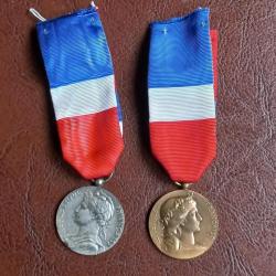lot de 2 anciennes médaille de travail   ( même nom )