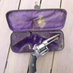 Beau revolver a broche dans son étui coffret authentique