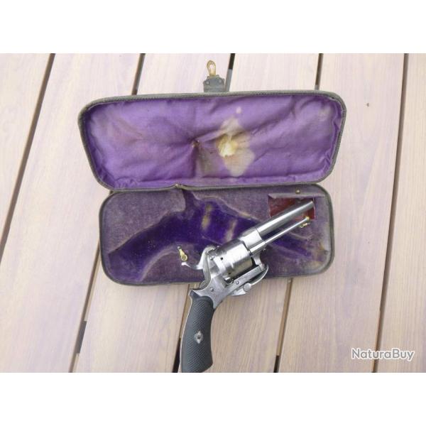 Beau revolver a broche dans son tui coffret authentique