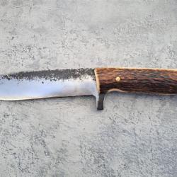 Couteau de chasse artisanal, montage en plate-semelle, lame brute de forge avec cachet, bois de cerf