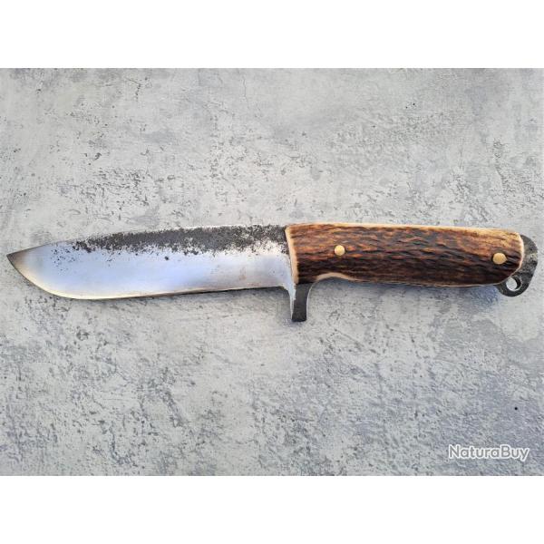 Couteau de chasse artisanal, montage en plate-semelle, lame brute de forge avec cachet, bois de cerf