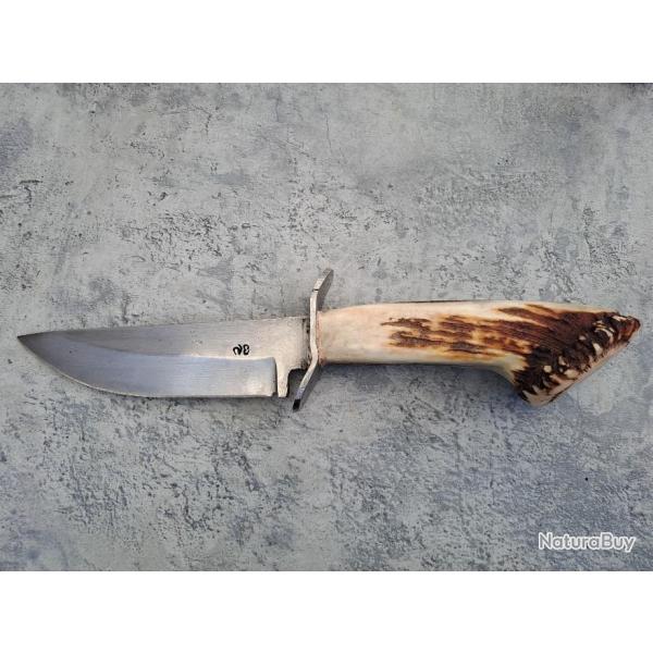 NICOLAS EYRIEUX. couteau de chasse, bois de cerf, tui cuir, long. 30cm