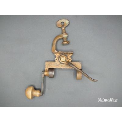 ANCIEN SERTISSEUR À Cartouches Calibre 12 en Acier forgé gravé estampillé H N EUR 10,50 - FR