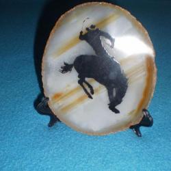 Tranche d'Agate polie avec dessin "BRONCO" ! Cowboy,Old Time, Indien, Country ! Collection !
