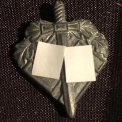 insigne medaille allemande ww2 en forme de coeur avec epee