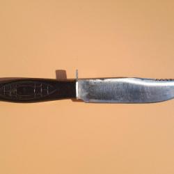 Couteau Le Sportif Inox. Manche en bakelite noire.  L. tranchant : 120mm, L. lame125mm, LT : 230mm