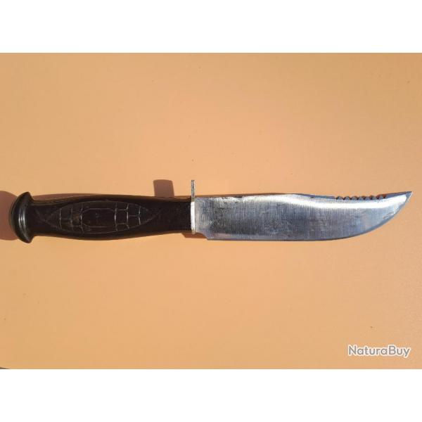 Couteau Le Sportif Inox. Manche en bakelite noire.  L. tranchant : 120mm, L. lame125mm, LT : 230mm