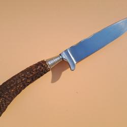 Couteau de chasse allemand, dit nicker. Manche en bois de cerf. Lame guillochée. Avec un étui