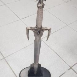Petite replique d'épée heroic fantasy sur son socle de presentation