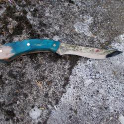 Couteau de table Le Garenne­® artisanal  acier xc75 lame 13.5cm manche érable stabilisé bleu