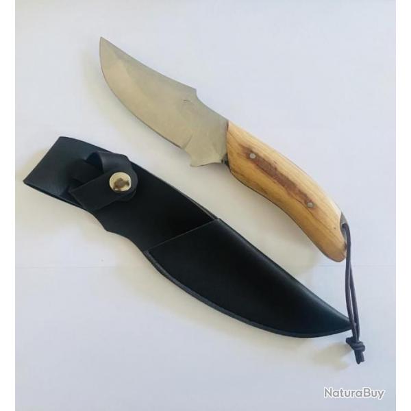 Couteau de chasse le baroudeur lopard avec tui manche en bois de teck .