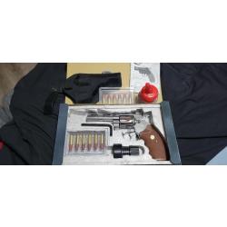 Airsoft Colt Umarex Python 357 Magnum canon court avec accessoires.