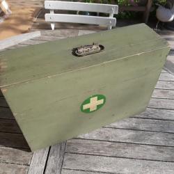 Belle caisse de pharmacie d'origine allemande de la 1ère ou Seconde Guerre Mondiale en bois.