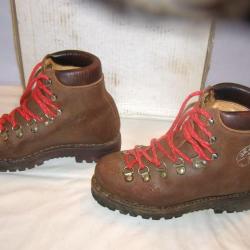 Paire de chaussure de montagne "SEMLY" (made in France) en cuir véritable pointure 36