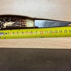 Couteau de poche rostfer imitation corne avec son étuis. La garde en laiton à beaucoup de jeux