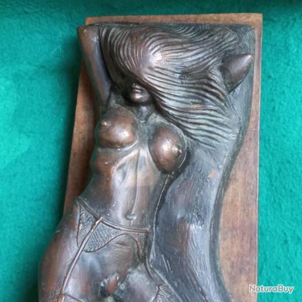 Trs belle sculpture en pltre d'une " PIN UP "
