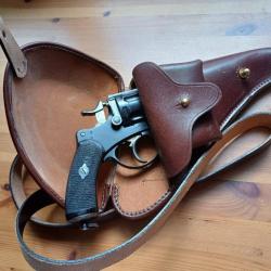 Revolver MAS 74, dans son etui en cuir.