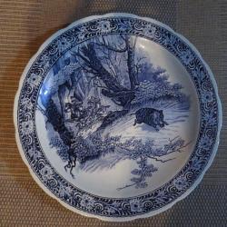 Grande assiette décorative en céramique bleu cobalt " Scène de chasse au Sanglier" Delft (Vers 1950)