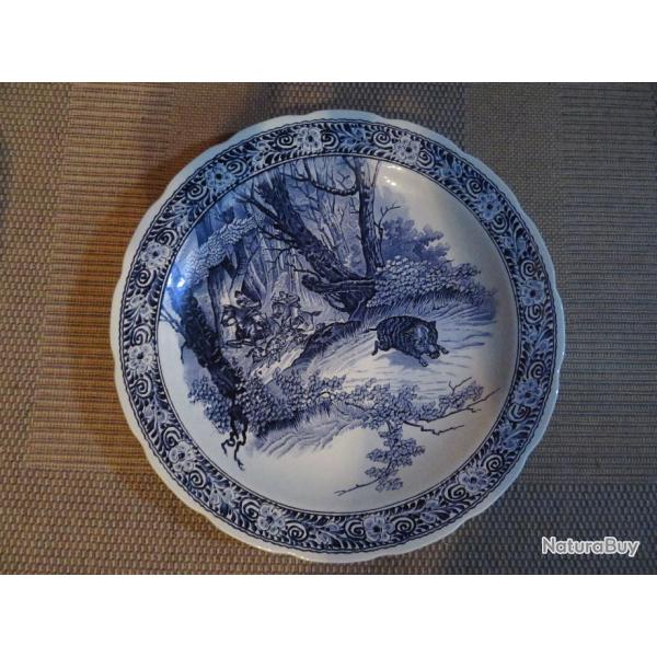 Grande assiette dcorative en cramique bleu cobalt " Scne de chasse au Sanglier" Delft (Vers 1950)