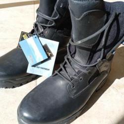 Chaussures de combat Meindl pointure 45. Neuves jamais portées. BIEN LIRE L'ANNONCE