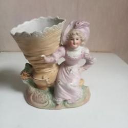 statuette biscuit vase du XIX ème hauteur 12 cm