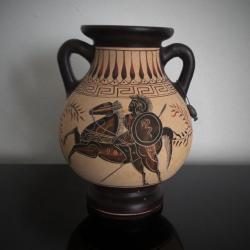 Amphore style grec estampillée années 80 en terre cuite-Hector Guerre de Troie-Mythologie Grecque.