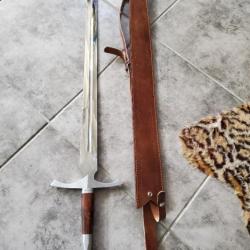 Magnifique épée médiévale en acier extra résistant, tranchante, pointue.