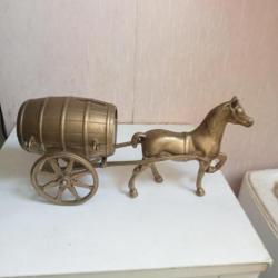 cheval et charette en laiton ou bronze avec tonneau longueur 28 cm hauteur 15 cm