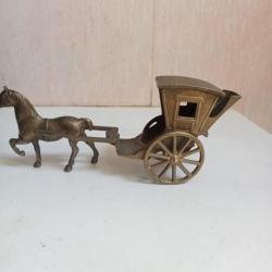 cheval et charette en laiton ou bronze  longueur 18 cm hauteur 8 cm