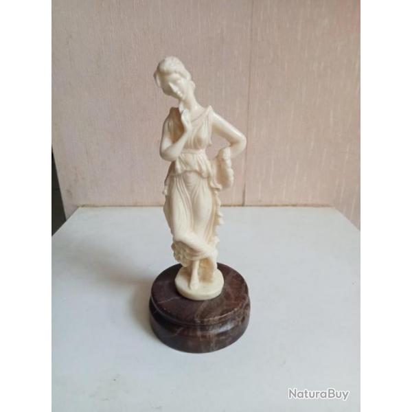 statuette ancienne en marbre ou albatre hauteur 18 cm sur socle en marbre