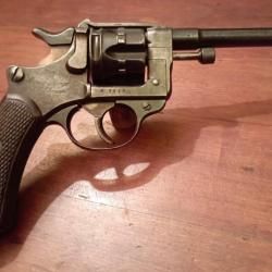 Revolver 1892 civil St Etienne au même numéro.